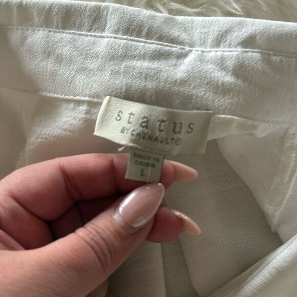 Elegant White Button-Up Blouse - Picture 3 of 5